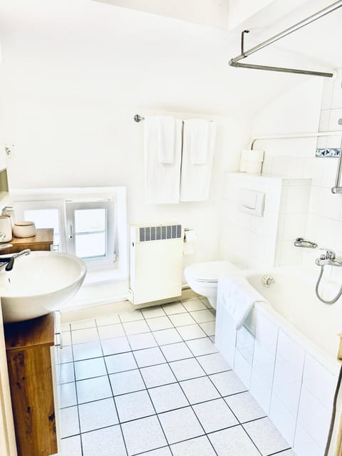 Shower, Toilet, Bathroom, Bath, towels