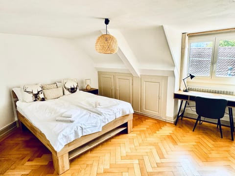 Bed, Photo of the whole room, Bedroom, towels