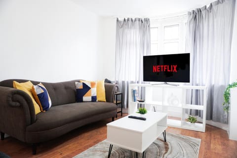 TV and multimedia, Living room, Seating area, Evening entertainment