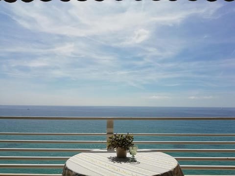 Appartement avec vue panoramique sur mer et montagne Apartment in Menton