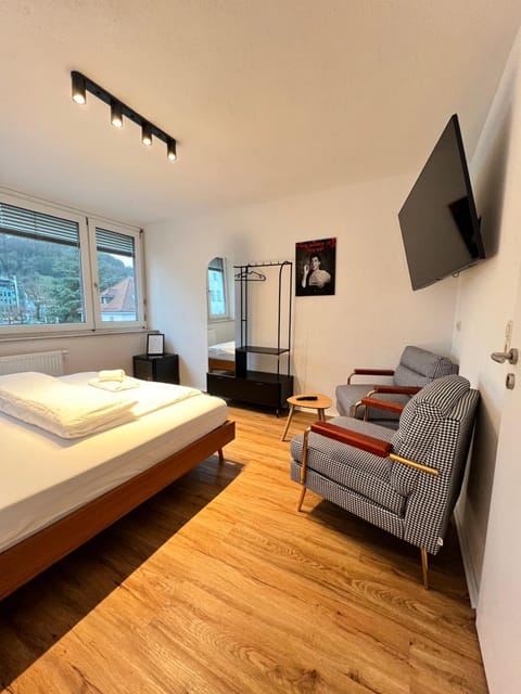 Bed, TV and multimedia, Photo of the whole room, Seating area, Bedroom