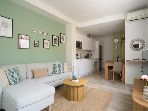 Kitchen or kitchenette, Living room, Seating area, Dining area, oven, air conditioner
