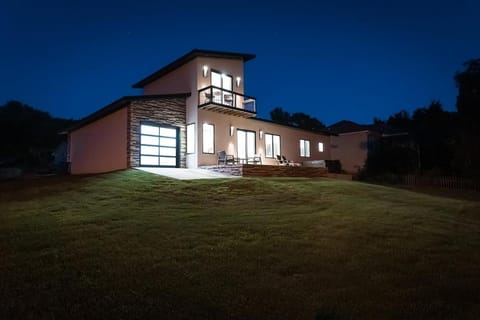 Slickrock Chalet Contemporary Pet friendly Hot tub Chalet in Bella Vista