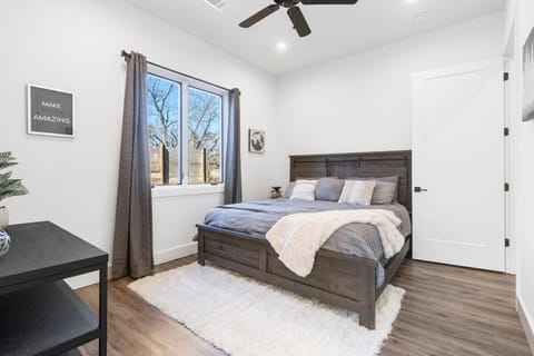 Slickrock Chalet Contemporary Pet friendly Hot tub Chalet in Bella Vista