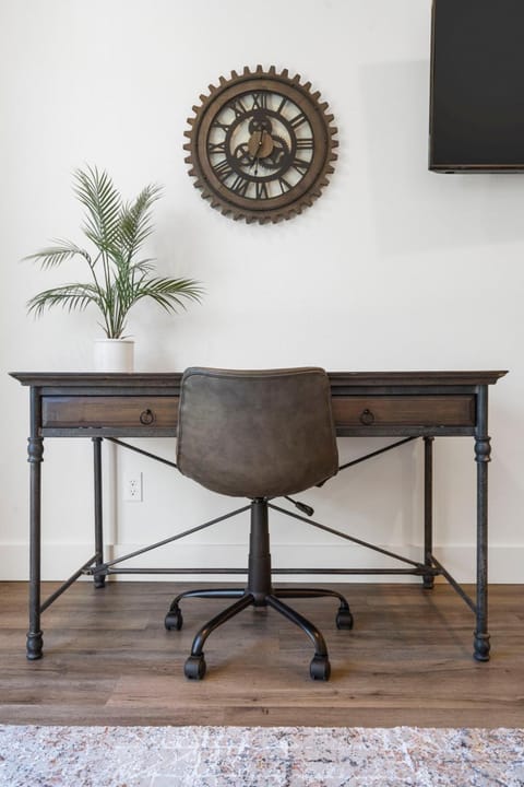 Slickrock Chalet Contemporary Pet friendly Hot tub Chalet in Bella Vista