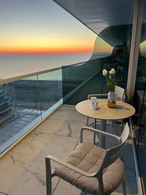 Natural landscape, View (from property/room), Balcony/Terrace, Seating area, Dining area, Sea view