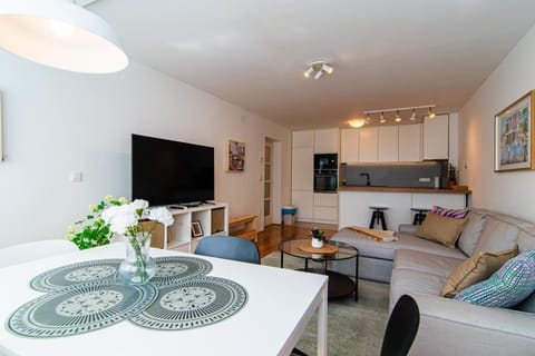 Restaurant/places to eat, TV and multimedia, Kitchen or kitchenette, Living room, Seating area, Dining area, Family, internet, oven