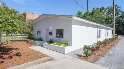 Property building, Spring, Day, Garden