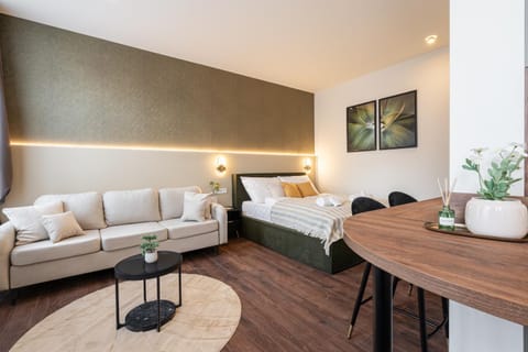 Bed, TV and multimedia, Living room, Photo of the whole room, Decorative detail, Seating area, Bedroom
