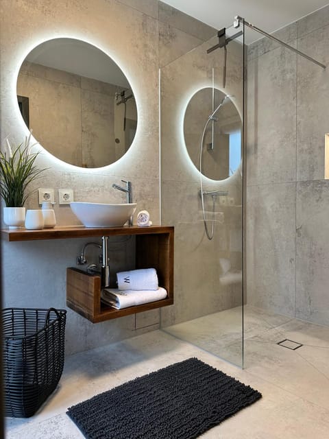 Shower, Bathroom, towels