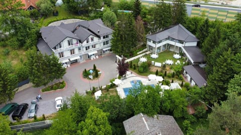 Property building, Spring, Day, Neighbourhood, Bird's eye view, Garden view, Street view, Parking