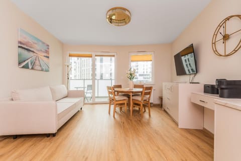 TV and multimedia, Kitchen or kitchenette, Living room, Seating area, Dining area