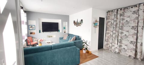 Communal lounge/ TV room, TV and multimedia, Living room