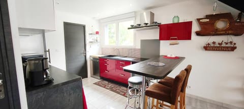 Kitchen or kitchenette, Dining area, oven, stove