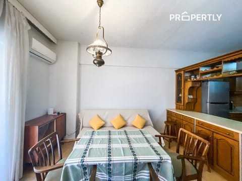 Seating area, Dining area, air conditioner