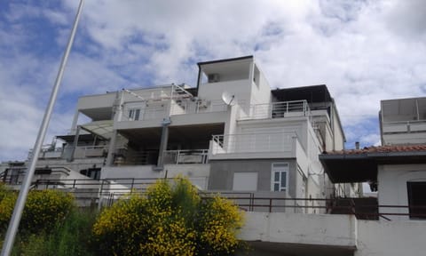 Property building, Facade/entrance, Bird's eye view, Balcony/Terrace, Beach, City view, City view, Garden view, Sea view, Sea view, Street view