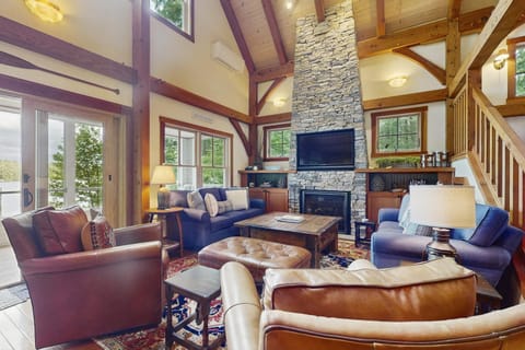 Splendor On The Lake House in Lake Waukewan