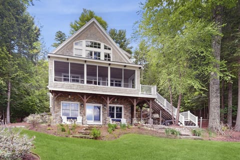 Splendor On The Lake House in Lake Waukewan
