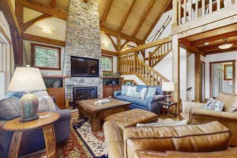 Splendor On The Lake House in Lake Waukewan