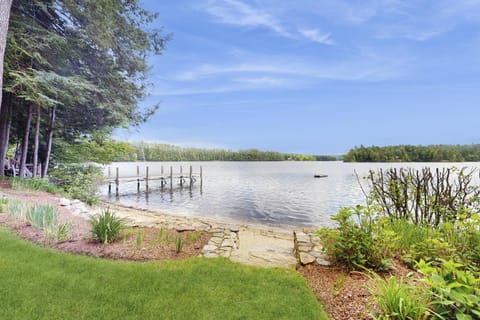 Splendor On The Lake House in Lake Waukewan