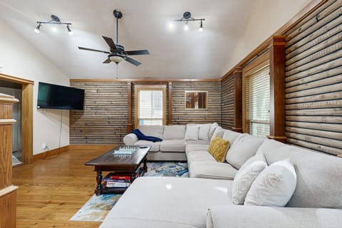 3BR Home with Private Pool and Game room House in Bacliff