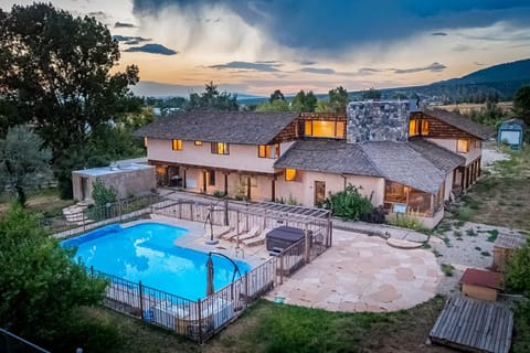 Spacious Home with Pool and Hot Tub in Arroyo Seco! House in New Mexico