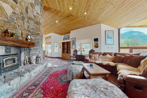 Spacious Home with Pool and Hot Tub in Arroyo Seco! House in New Mexico