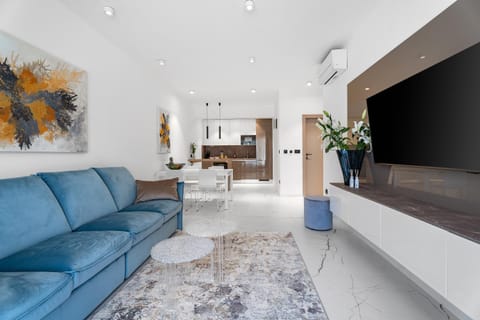 Day, TV and multimedia, Living room, Decorative detail, Seating area