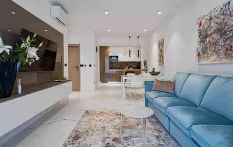 Day, TV and multimedia, Living room, Seating area, Time of day