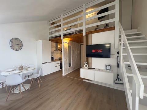 TV and multimedia, Kitchen or kitchenette, Dining area, stove, toaster