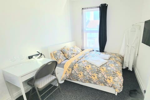Bed, TV and multimedia, Bedroom