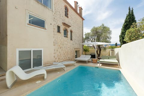 Property building, Patio, Day, Pool view, Swimming pool, sunbed