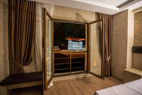 Bed, TV and multimedia, Photo of the whole room, River view