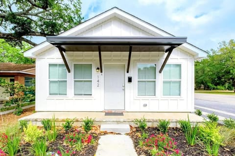 Property building, Day, Neighbourhood, Garden, Garden view