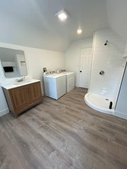 Short Walk to Niagara Falls 6 Bedrooms House in Niagara Falls