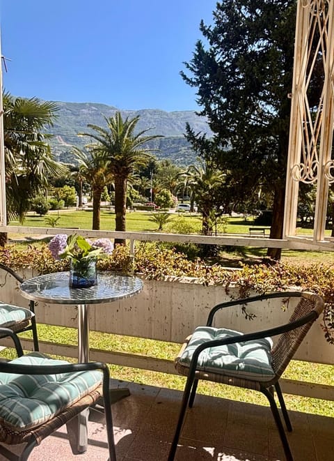 Patio, Spring, Day, Natural landscape, Garden, Seating area, Garden view, Mountain view