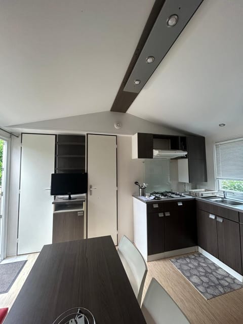 TV and multimedia, Kitchen or kitchenette, stove