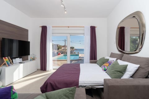 Bed, TV and multimedia, Bedroom