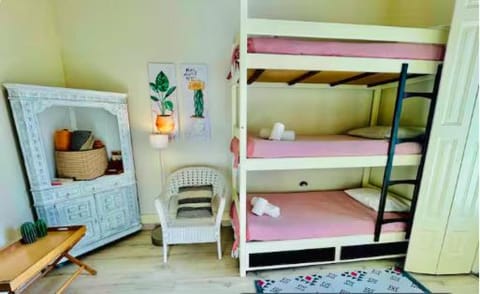 Bedroom, bunk bed