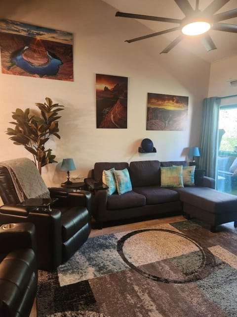 Urban Eden Pool Hot Tub House in Village of Oak Creek