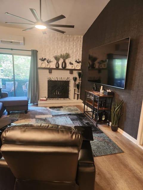 Urban Eden Pool Hot Tub House in Village of Oak Creek