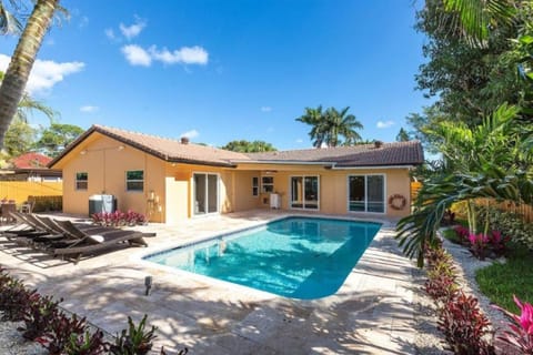 Patio, Day, Pool view, Swimming pool, sunbed