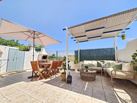 Property building, Balcony/Terrace, Living room, Swimming pool