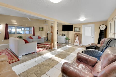 Orlando 3BR | Hot Tub + Parking + Pets House in Orlando