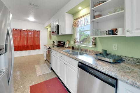 Orlando 3BR | Hot Tub + Parking + Pets House in Orlando