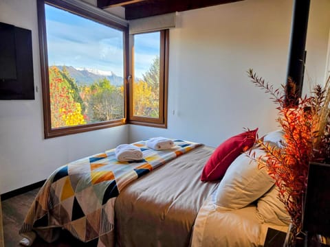 Bed, Natural landscape, Photo of the whole room, Bedroom, Mountain view