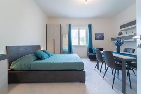 Bed, TV and multimedia, Living room, Photo of the whole room, Seating area, Bedroom