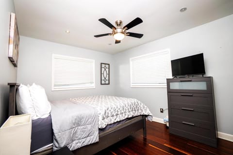 Tampa Clearwater BBQ, Pool, Spa, Canal House in Town N Country