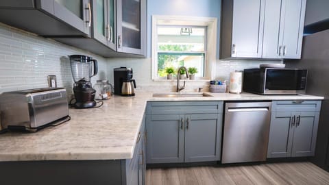 Tampa Clearwater BBQ, Pool, Spa, Canal House in Town N Country