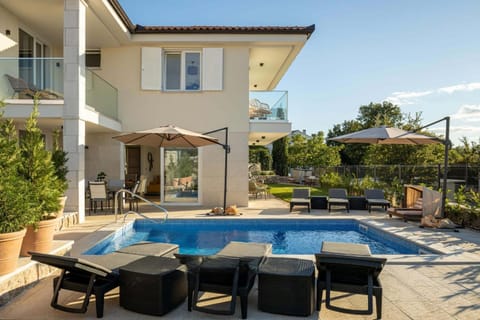 Property building, Patio, Garden, Balcony/Terrace, Balcony/Terrace, Seating area, Swimming pool, Swimming pool, sunbed
